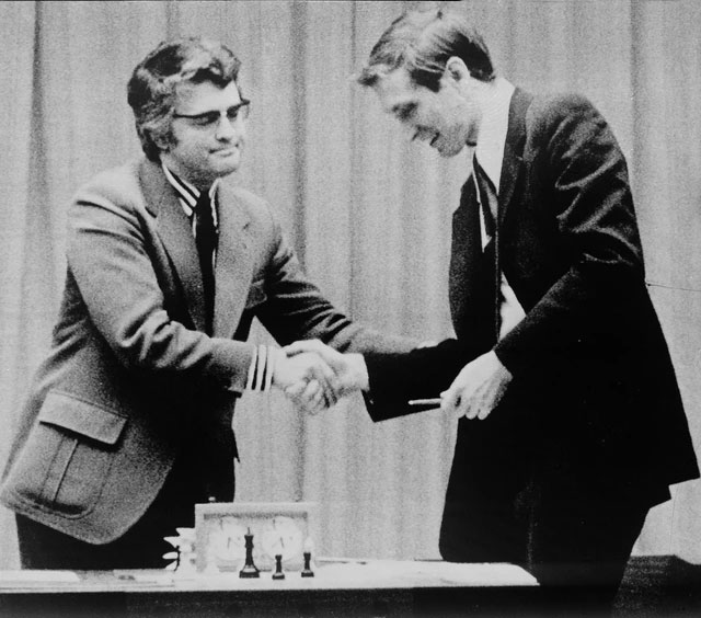  Năm 1975, Fischer từ chối bảo vệ danh hiệu của mình khi không thể đạt được thỏa thuận với FIDE 