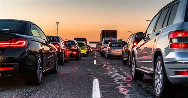 Tại sao bánh xe lửa bằng kim loại mà bánh xe ô tô lại là cao su?