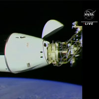 Khoảnh khắc tàu SpaceX cập bến ISS ở độ cao 430 km