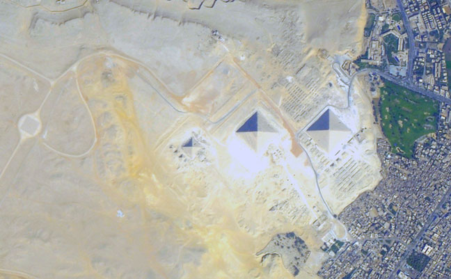 Như tấm hình ở đầu bài, từ trái sang phải là các kim tự tháp Menkaure, Khafre và Khufu ở Giza