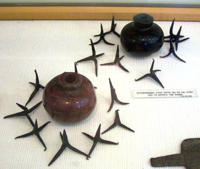 Lựu đạn và chông sắt của người Đông La Mã. 