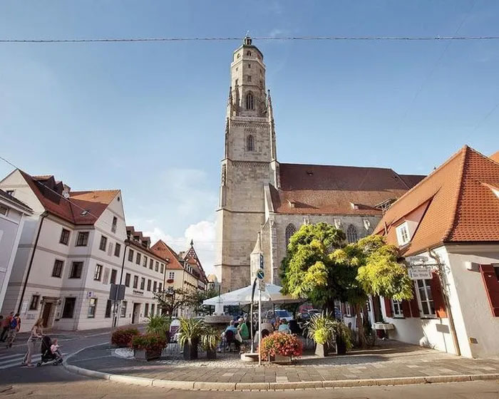 Nördlingen giống như mọi thị trấn đặc trưng của Đức với những ngôi nhà gỗ mái đỏ