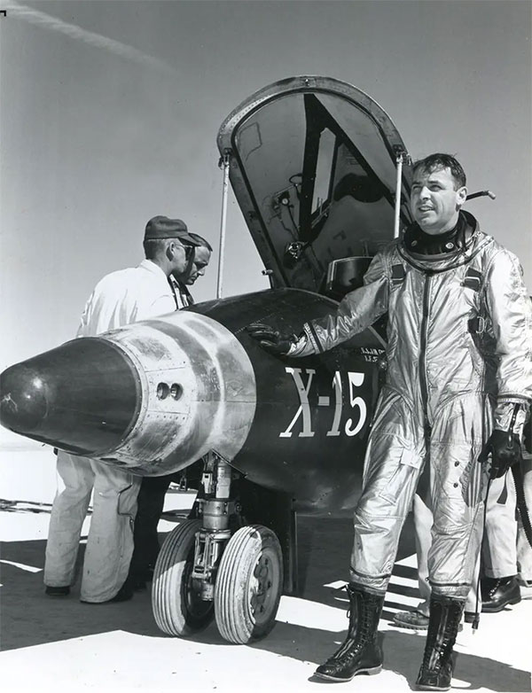 Robert Michael White được ghi nhận là phi công đầu tiên đạt tốc độ Mach 3, 4 và 5.