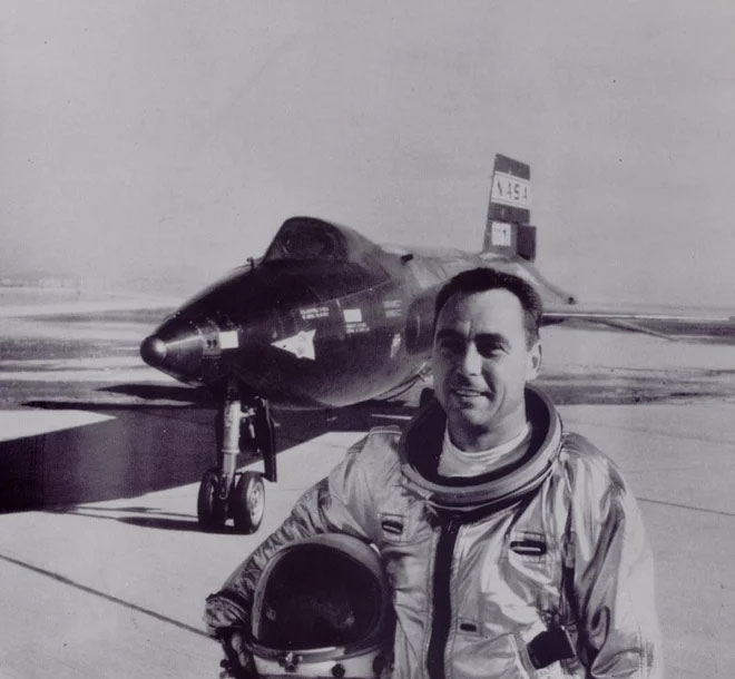 William J. Knight - người điều khiển X-15 đạt tốc độ kỷ lục chưa ai phá sau 55 năm.