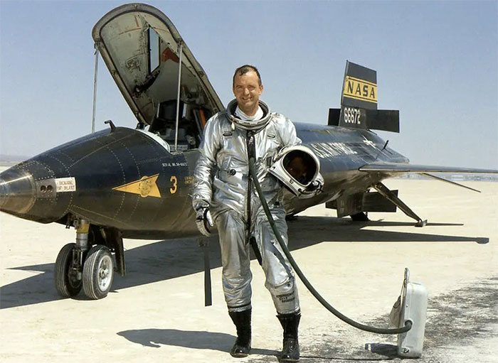 Bill Dana, một phi công dân sự X-15 đã nhận được Huy hiệu Phi hành gia Mỹ vào năm 2005.