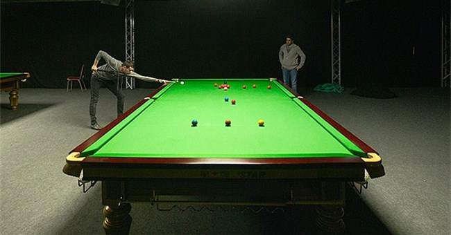 Tại sao bàn bi-da thường có màu xanh lá hay xanh lam?