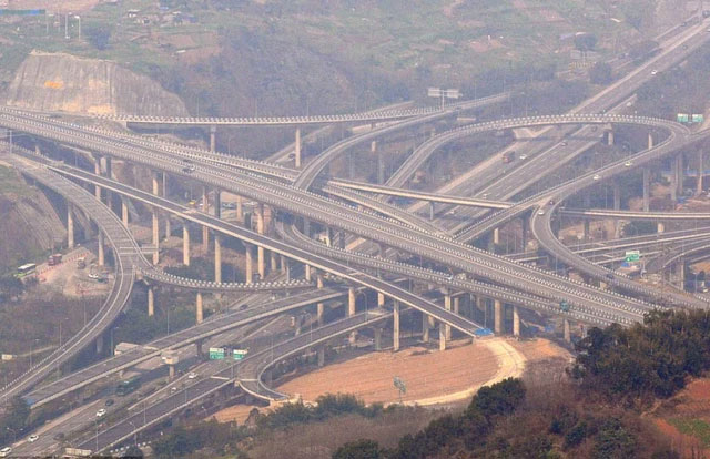 Ngắm nút giao cầu vượt dày đặc như đan cửi ở Trung Quốc đến nỗi GPS cũng phải chịu thua