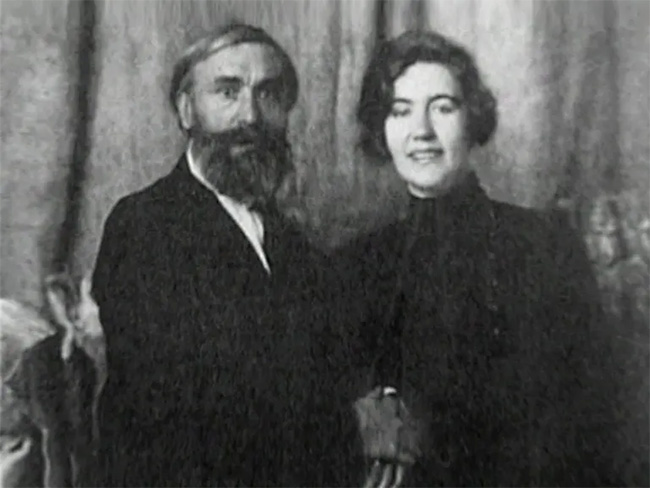 Nhà điêu khắc nổi tiếng người Nga Sergei Konenkov cùng vợ là Margarita Konenkova.