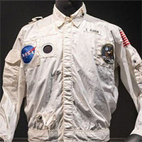 Áo phi hành gia Apollo 11 bán đấu giá gần 2,8 triệu USD