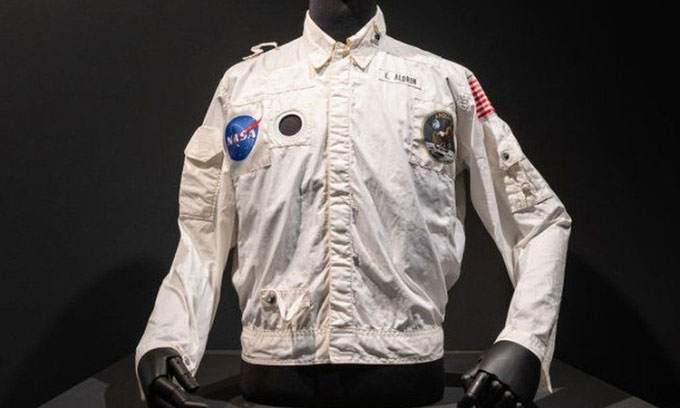 Áo phi hành gia Apollo 11 bán đấu giá gần 2,8 triệu USD