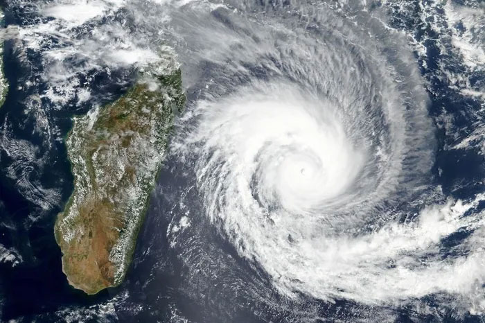  Ảnh vệ tinh chụp cơn bão Batsirai từ Đài quan sát Trái đất của NASA. 