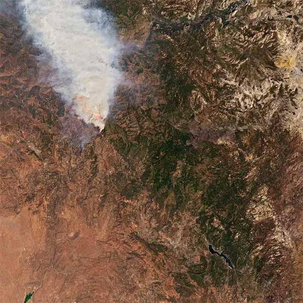 Đám cháy Oak được nhìn thấy qua vệ tinh của NASA.