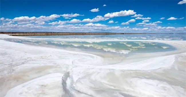 Hồ nước kỳ lạ ở Trung Quốc: Nơi muối kết tinh thành đá quý, máy bay có thể hạ cánh, tàu hỏa có thể đi qua