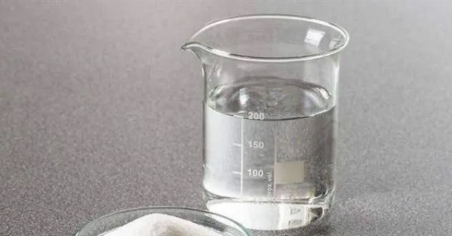 1g muối hòa tan trong 1g nước, tại sao tổng khối lượng không phải là 2g? 