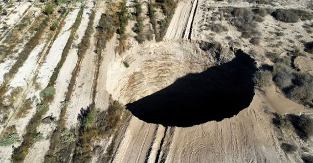Hố sụt bí ẩn khổng lồ bất ngờ xuất hiện gần mỏ đồng ở Chile