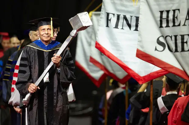 Hiệu trưởng cầm quyền trượng trong Lễ tốt nghiệp Đại học Nevada.