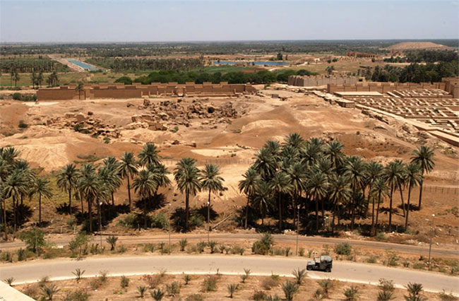 Một phần tàn tích Bayby lon nhìn từ Cung điện Mùa hè của Saddam Hussein.
