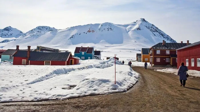 Thị trấn Ny-Alesund trên đảo Spitsbergen, thuộc quần đảo Svalbard.