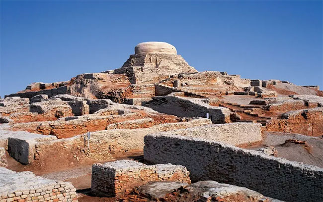 Đặc điểm của Mohenjo Daro là kiến trúc đồng nhất trong xây dựng thành phố