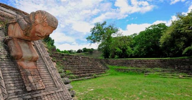 Rùng mình với món đồ chơi sốc nhất thế giới trong Hang Tử Thần