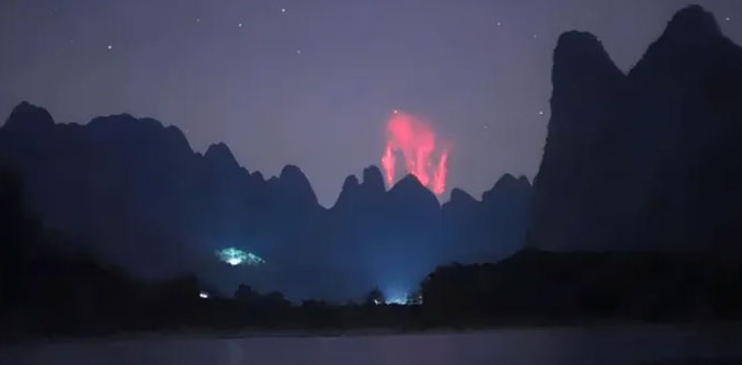  Bầu trời phía trên dãy Himalaya đột nhiên xuất hiện hiện tượng sét màu đỏ kỳ lạ. 