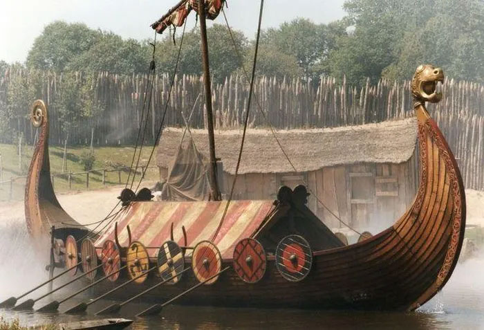 Tàu chiến Viking (Longship) là niềm tự hào của các chiến binh người Viking.