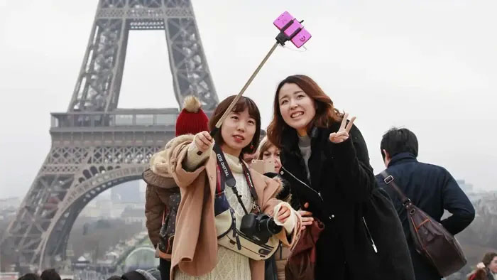 Lý do du khách buồn nôn và bị ảo giác khi đến Paris