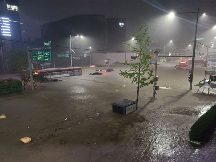 Mưa lũ lớn nhất trong 80 năm qua nhấn chìm Seoul