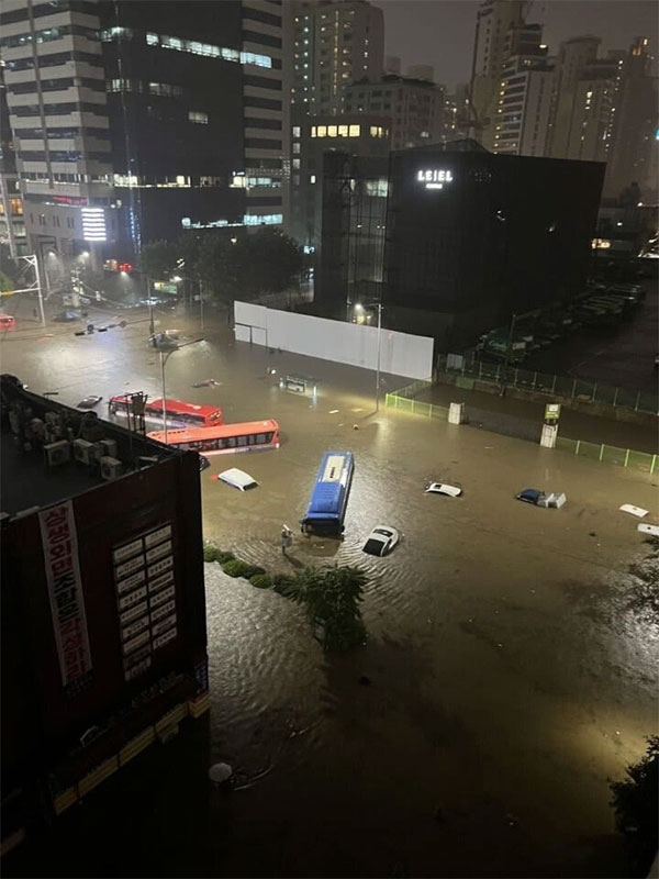 Mưa lũ lớn nhất trong 80 năm qua nhấn chìm Seoul
