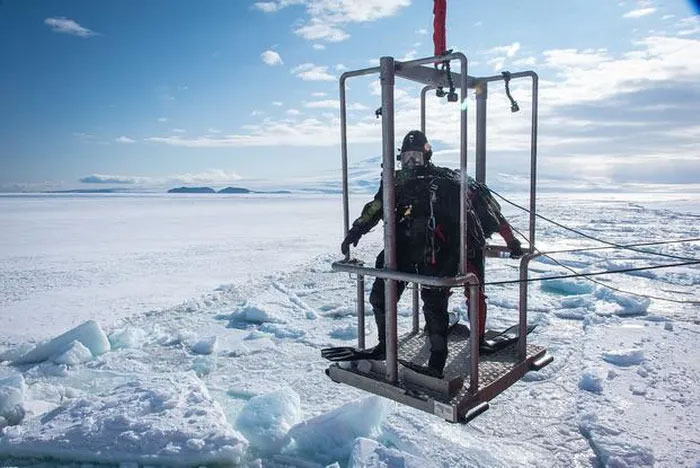 2 thợ lặn của Tuần duyên Hoa Kỳ (USCG) chuẩn bị lặn tại Nam Cực vào năm 2020.