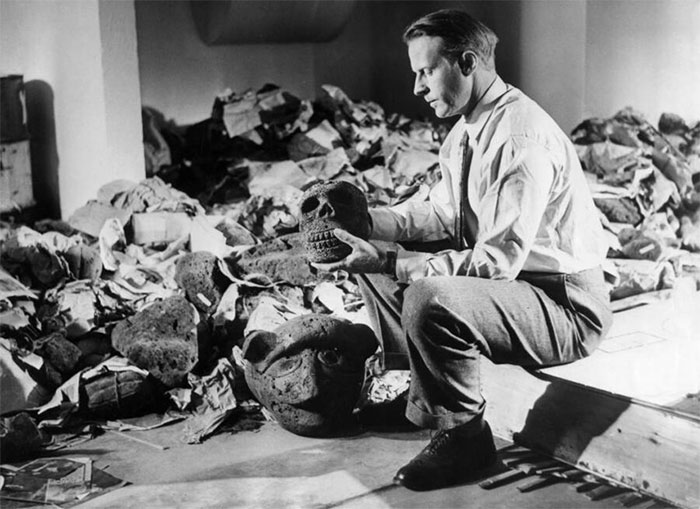 Thor Heyerdahl với các hiện vật từ Đảo Phục sinh. Năm 1957.