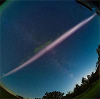 Dải sáng tím 3.000 độ C cắt đôi bầu trời Trái đất sau loạt "pháo vũ trụ"