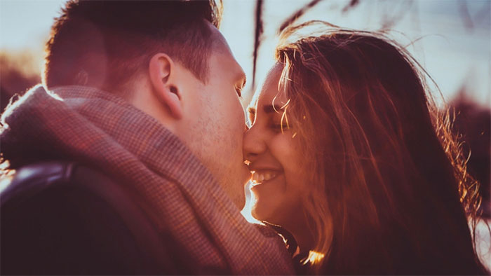 Nụ hôn mang lại sự ngọt ngào nhưng lại có thể làm lây truyền virus giữa cặp đôi.