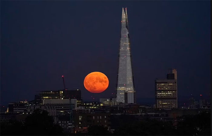 Chùm ảnh siêu trăng “cá tầm” rực rỡ trên bầu trời thế giới