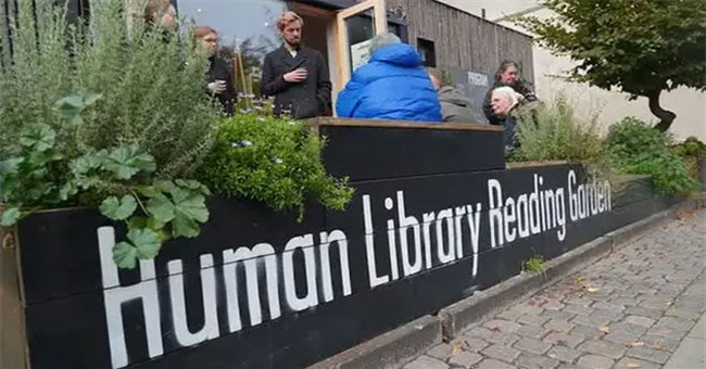 Thư viện không có nổi một cuốn sách nhưng vô số người tìm đến để được nghe và lắng nghe