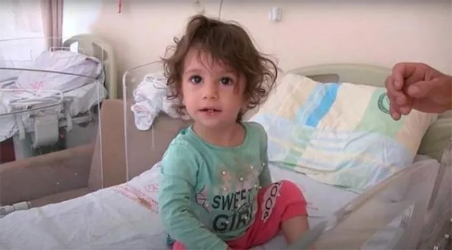 Cô bé 2 tuổi đang dần bình phục sức khỏe trong bệnh viện.