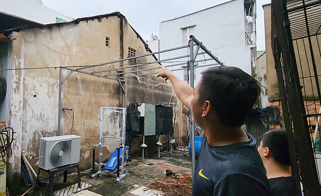 Chim cổ rắn quý hiếm đậu trên một mái nhà ở Gò Vấp, leo bắt cũng không bay
