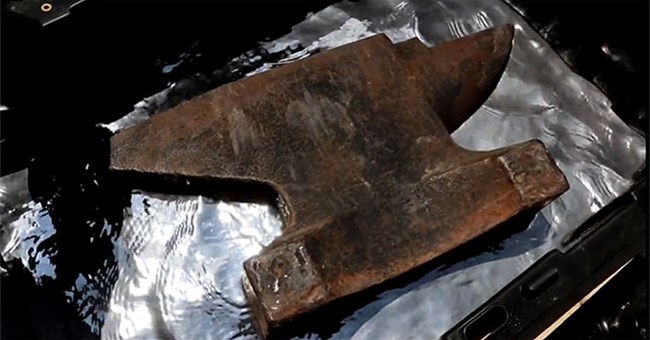 Tại sao sắt chìm trong nước nhưng lại nổi khi được thả vào thủy ngân?