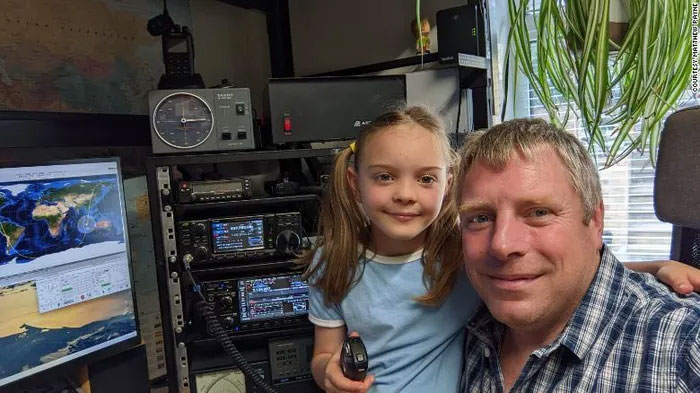 Bé gái 8 tuổi trò chuyện với trạm vũ trụ ISS bằng radio nghiệp dư