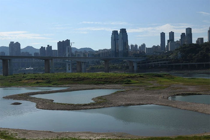 Lòng sông Trường Giang lộ ra tại đoạn qua Trùng Khánh, Trung Quốc, ngày 17/8.