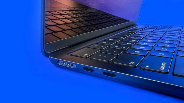 Người dùng không nên sạc điện thoại bằng laptop