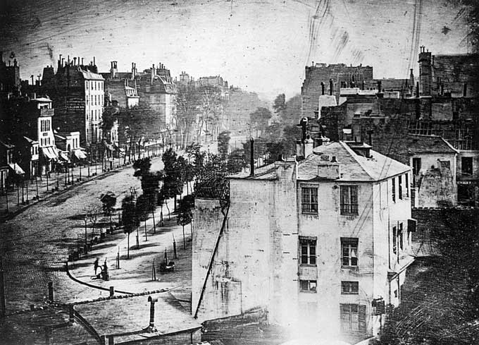 Một trong những bức ảnh được chụp vào năm 1838 bởi nhà phát minh Louis Daguerre