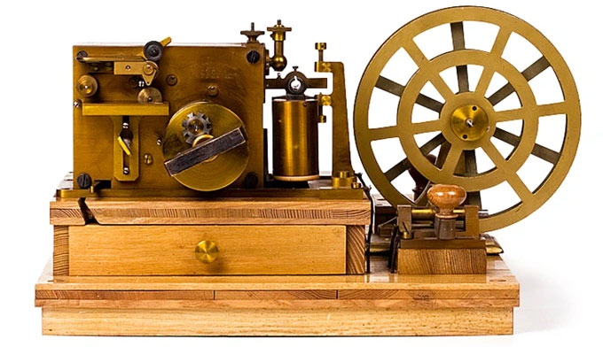 Một máy điện báo sử dụng mã Morse để liên lạc.