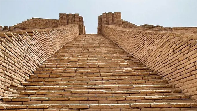  Mỗi góc trong số bốn góc của ziggurat đều hướng về một hướng chính 