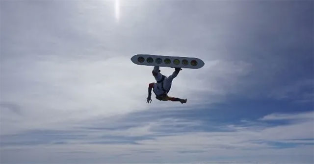 "Lướt ván giữa bầu trời", người đàn ông lập kỷ lục thế giới