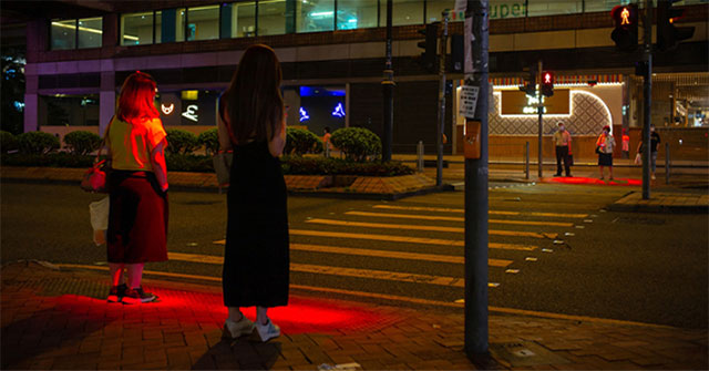 Thử nghiệm đèn giao thông cho người dán mắt vào smartphone