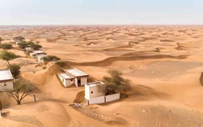 Xung quanh ngôi làng được bao bọc bằng cát vàng