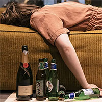 Cùng uống một lượng rượu như nhau nhưng vì sao phụ nữ dễ xỉn hơn đàn ông?