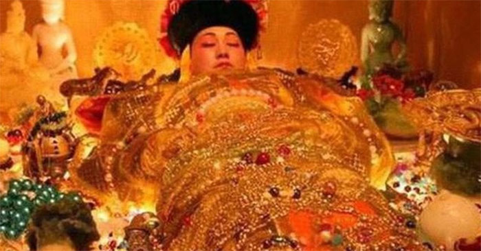 Tại sao cổ nhân Trung Hoa đặt châu báu vào miệng người đã khuất?