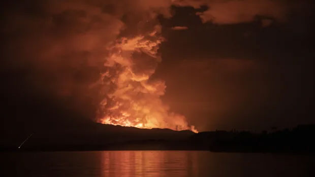  Cột khói phun lên từ miệng núi lửa Nyiragongo ở CHDC Congo ngày 22/5/2021.